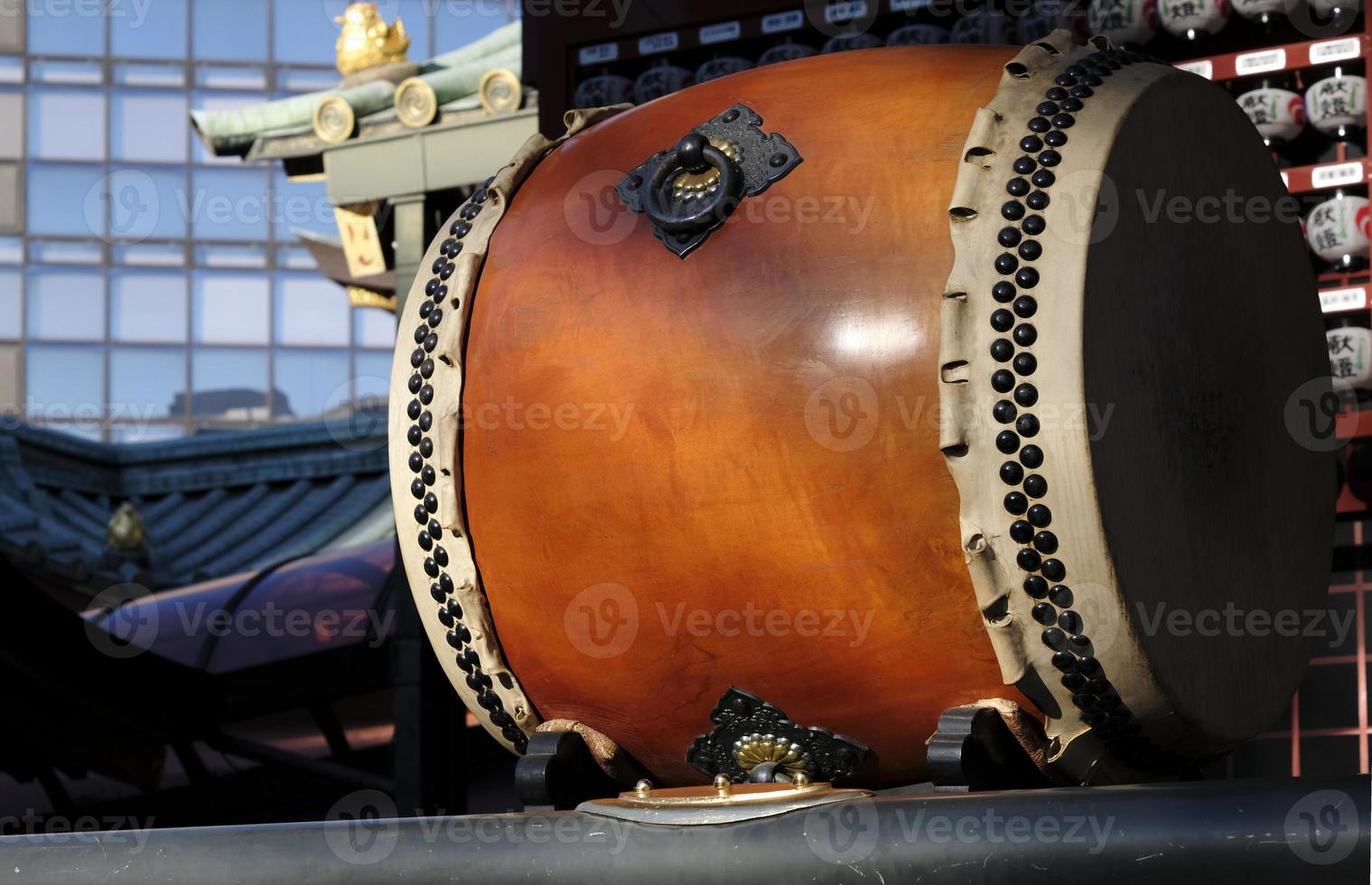 grande tradicional taiko tambor a un templo en tokio, Japón foto