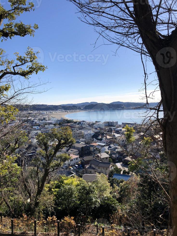 ver terminado el ciudad y línea costera de kamakura, Japón, en un soleado día foto