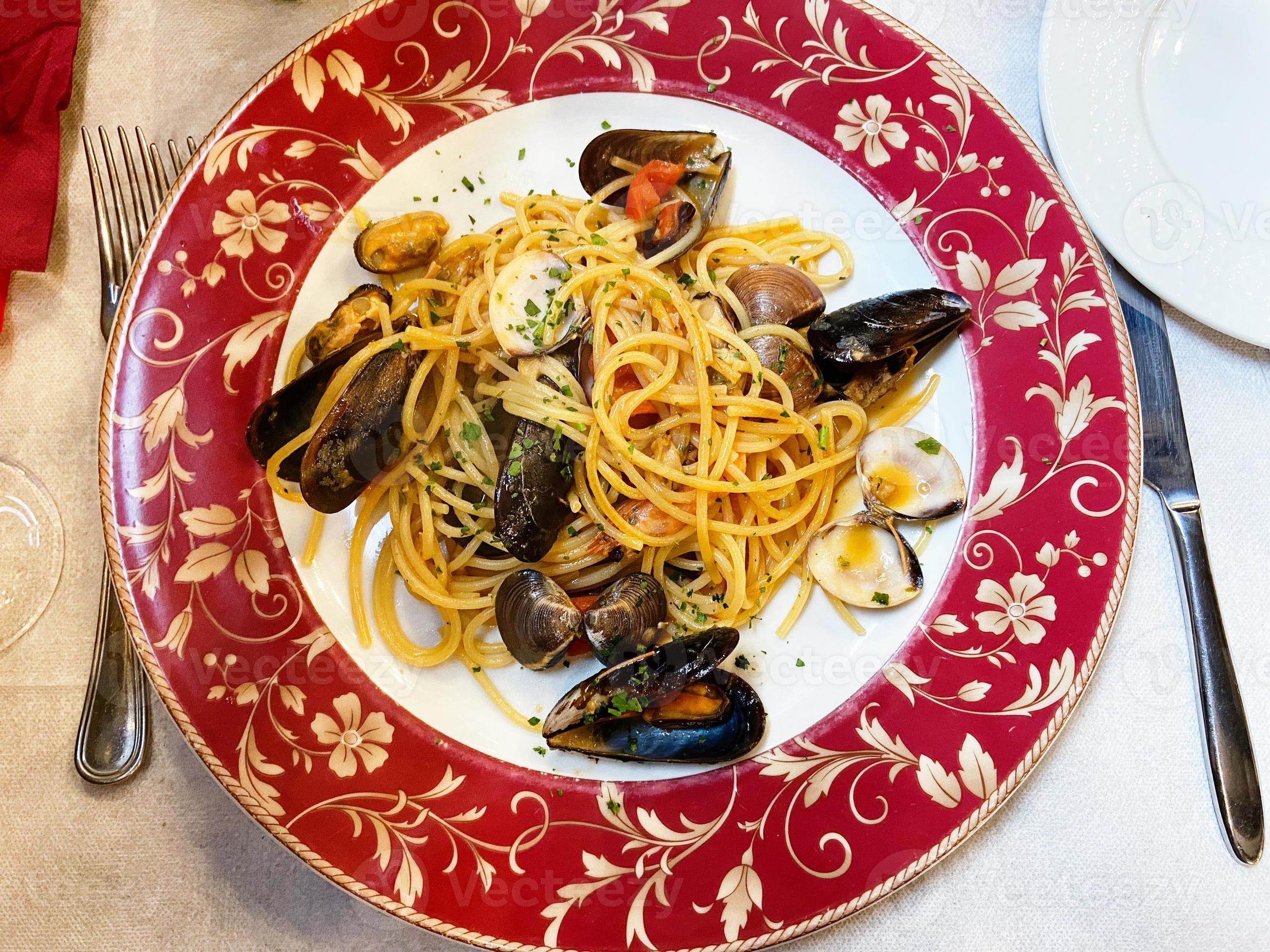 top view of spaghetti with mussels and clams 20501326 Stock Photo at