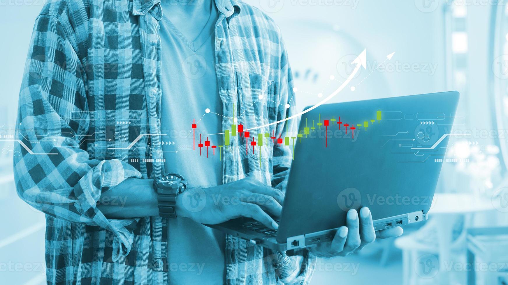 tecnología de finanzas empresariales y concepto de inversión. fondos de inversión bursátil y activos digitales. hombre de negocios analizando datos financieros del gráfico de compraventa de divisas. fondo de finanzas empresariales. foto