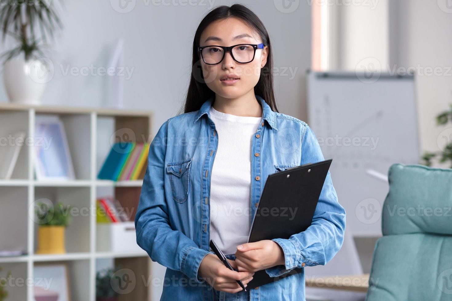 joven asiático mujer, interno, asistente, secretario para el primero hora a un lugar de trabajo en el oficina foto
