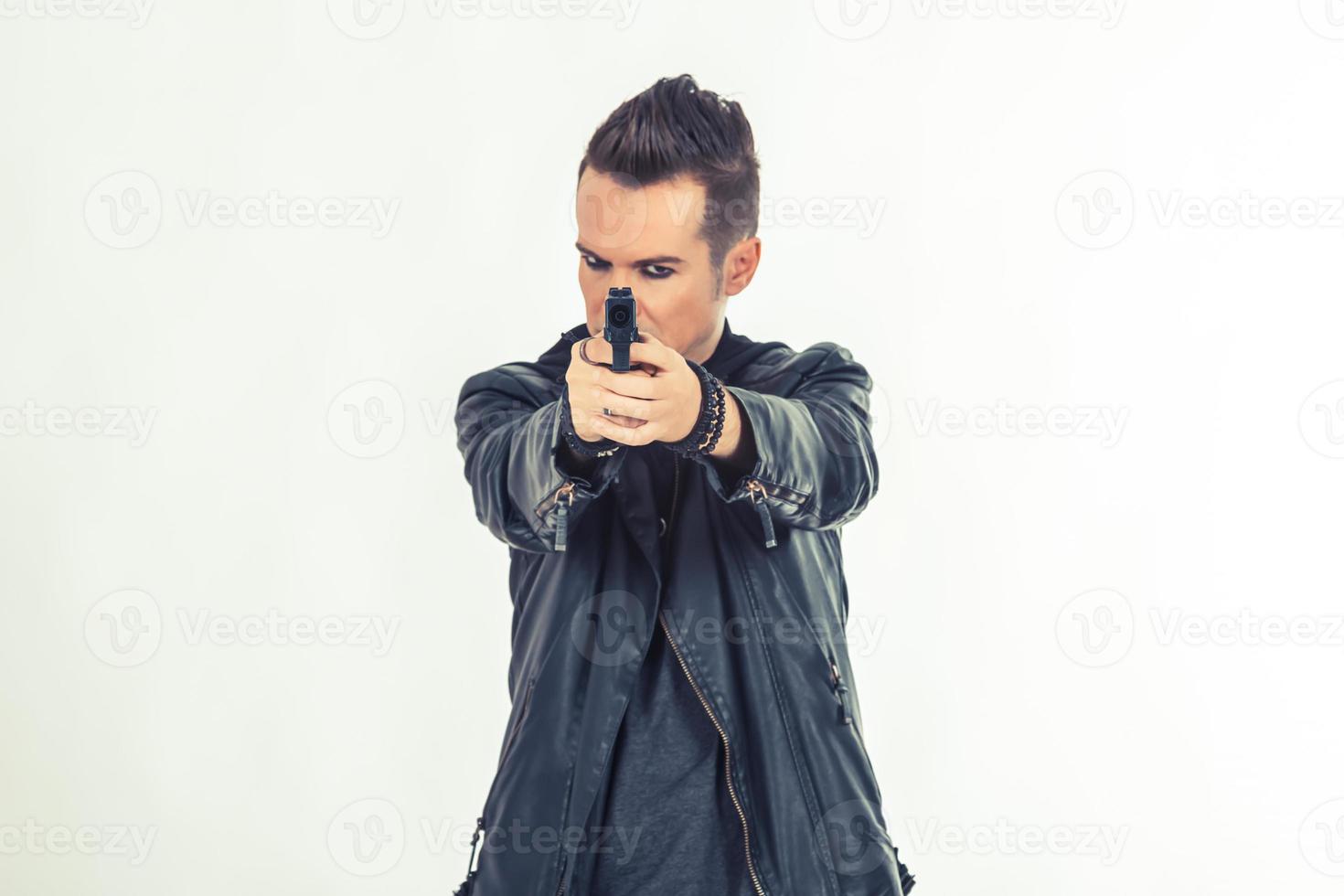 hombre con pistola en blanco antecedentes. foto