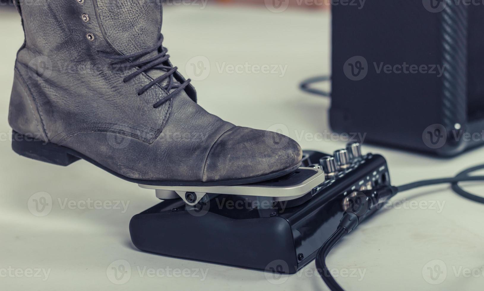 cerca arriba de músico utilizando wah-wah pedal. foto