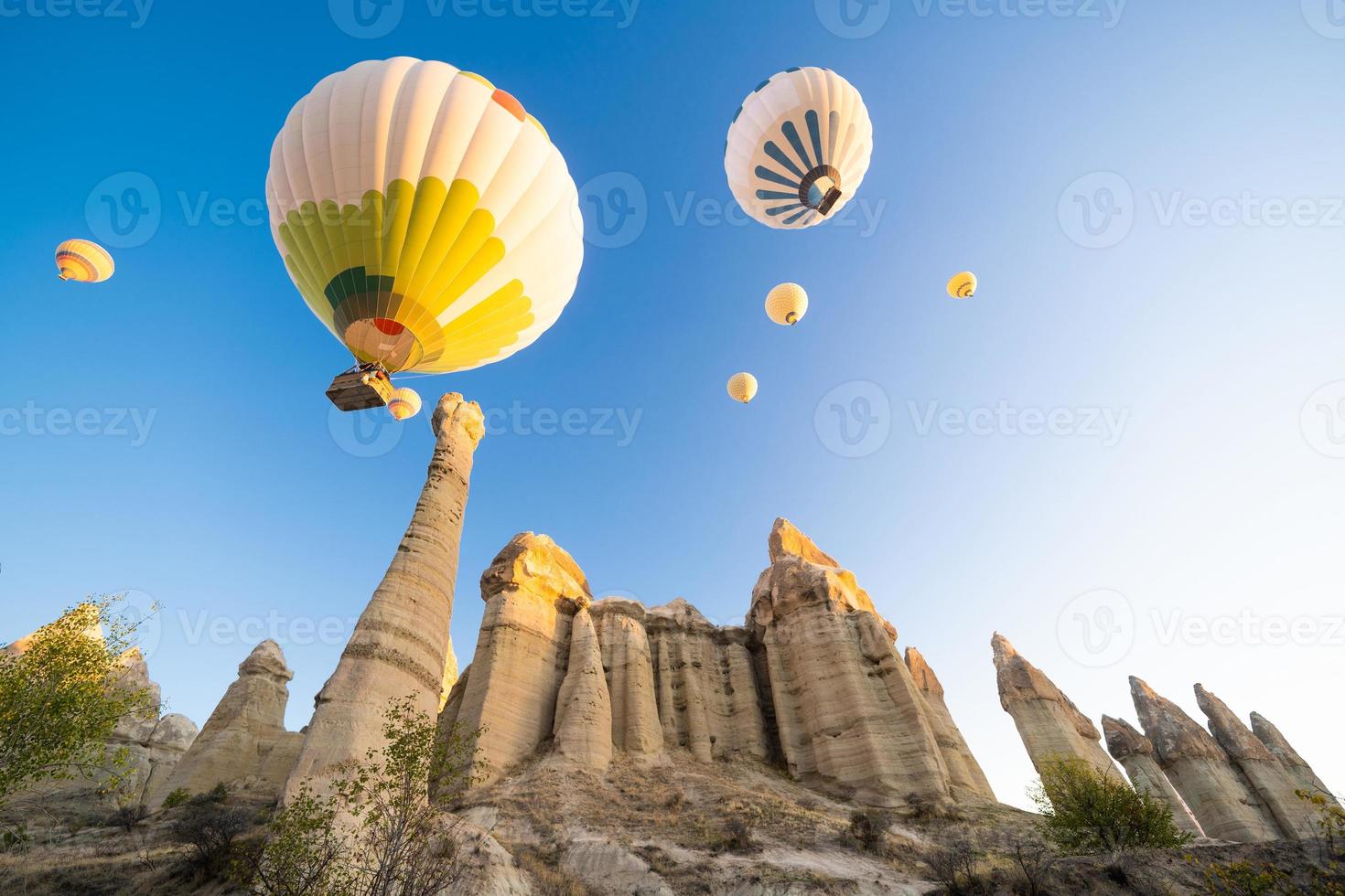 hermoso paisaje vuelo de globos en las montañas de capadocia en el valle del amor foto