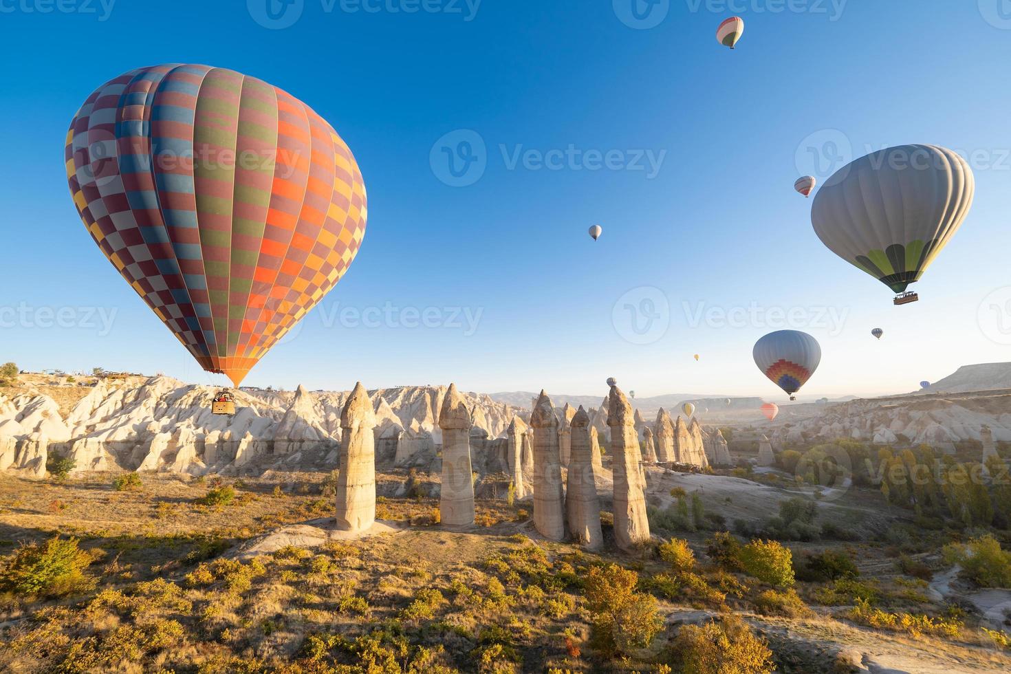 hermoso paisaje vuelo de globos en las montañas de capadocia en el valle del amor foto