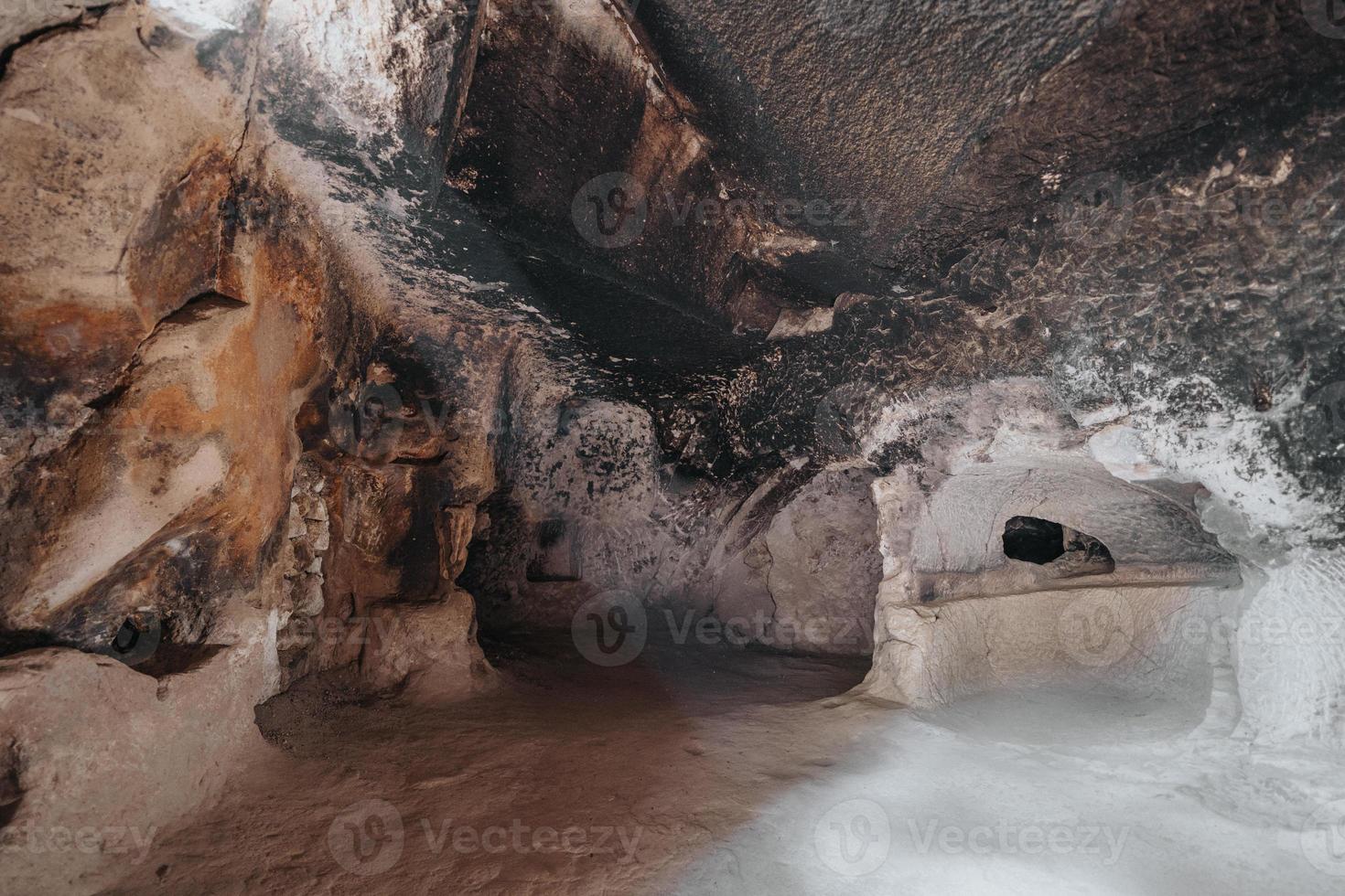 un cueva Iglesia en Capadocia con inscripciones en el paredes, frescos desde el comenzando de cristiandad. foto