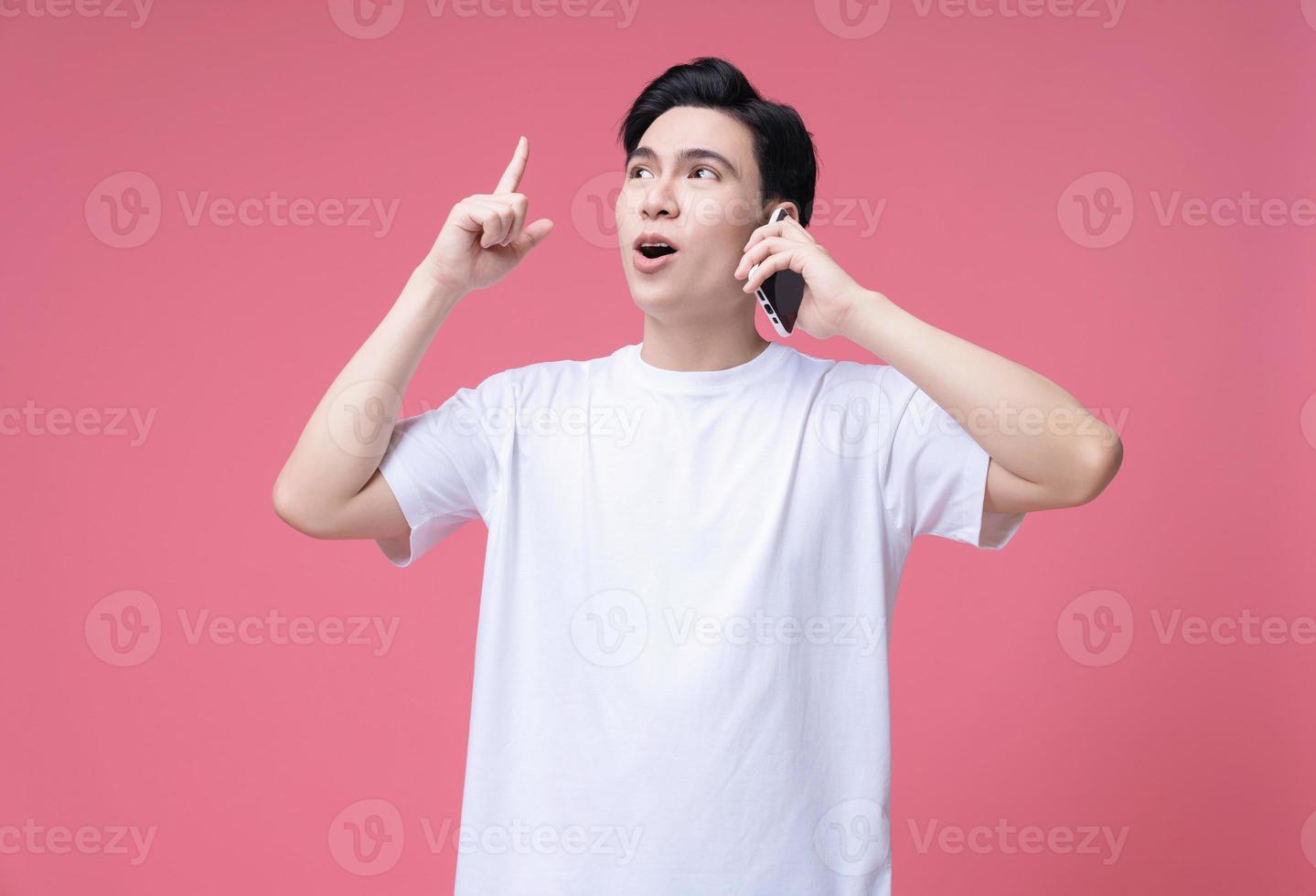 joven asiático usando un teléfono inteligente en el fondo foto