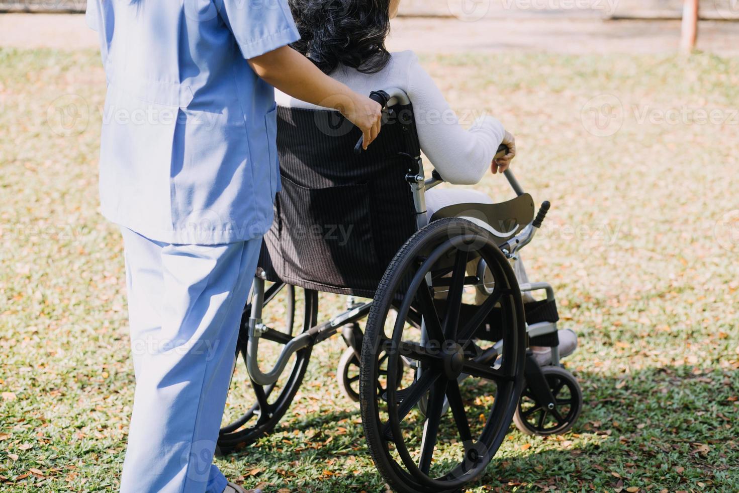 asiático joven cuidador enfermero apoyo mayor más viejo masculino caminando al aire libre. especialista niña médico ayuda y tomar cuidado de mayor maduro hombre paciente haciendo físico terapia en público parque a enfermería hogar. foto