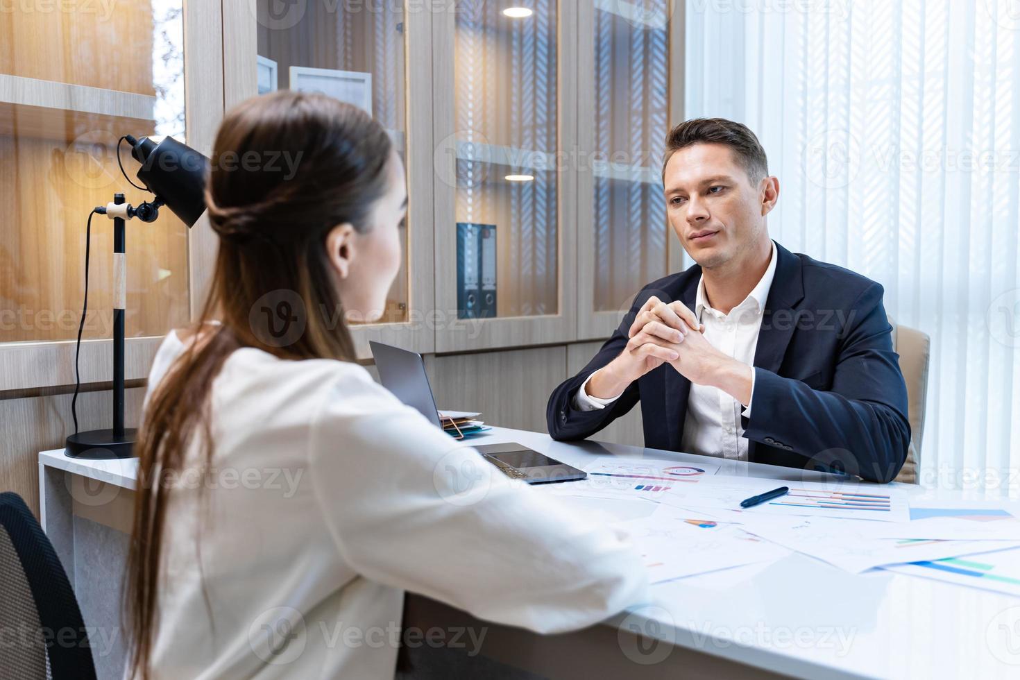 humano recurso gerente es entrevistando joven solicitante mientras mirando a su currículum para trabajo experiencia perfil concepto foto