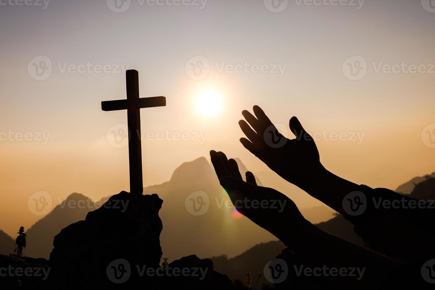 silueta de humano manos abierto palma arriba culto. luchando y victoria para dios. eucaristía terapia bendecir Dios Ayudar arrepentirse católico Pascua de Resurrección prestado mente orar. cristiano religión concepto antecedentes. foto