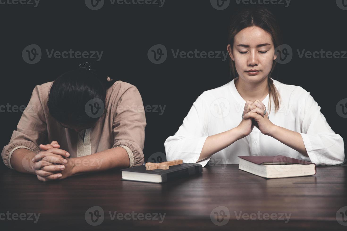 dos cristianos Orando Adoración creer, Orando y alabanza juntos a hogar, piadoso o oración reunión concepto. foto