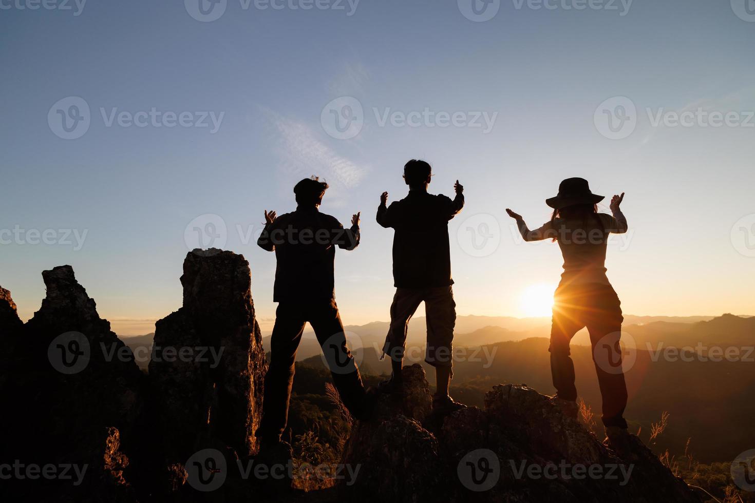 silueta de personas Orando en el montaña a amanecer, grupo terapia sesión, religioso cristiano equipo orar juntos para recuperación dar psicológico apoyo, asesoramiento formación confiar concepto. foto