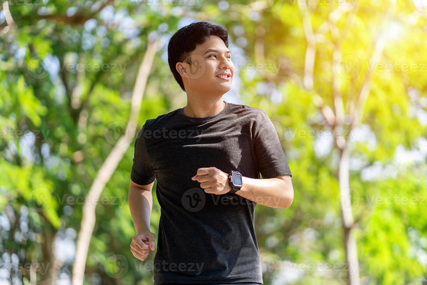 joven asiático hombre disfrutando al aire libre rutina de ejercicio en el Mañana. concepto de gente, deporte y fortaleza. foto