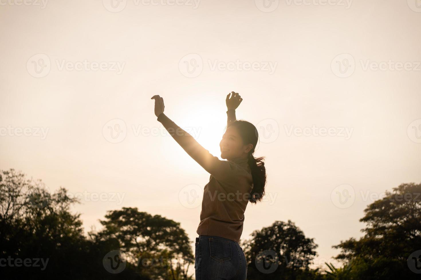 asiático mujer hermosa despreocupado mujer contento al aire libre foto