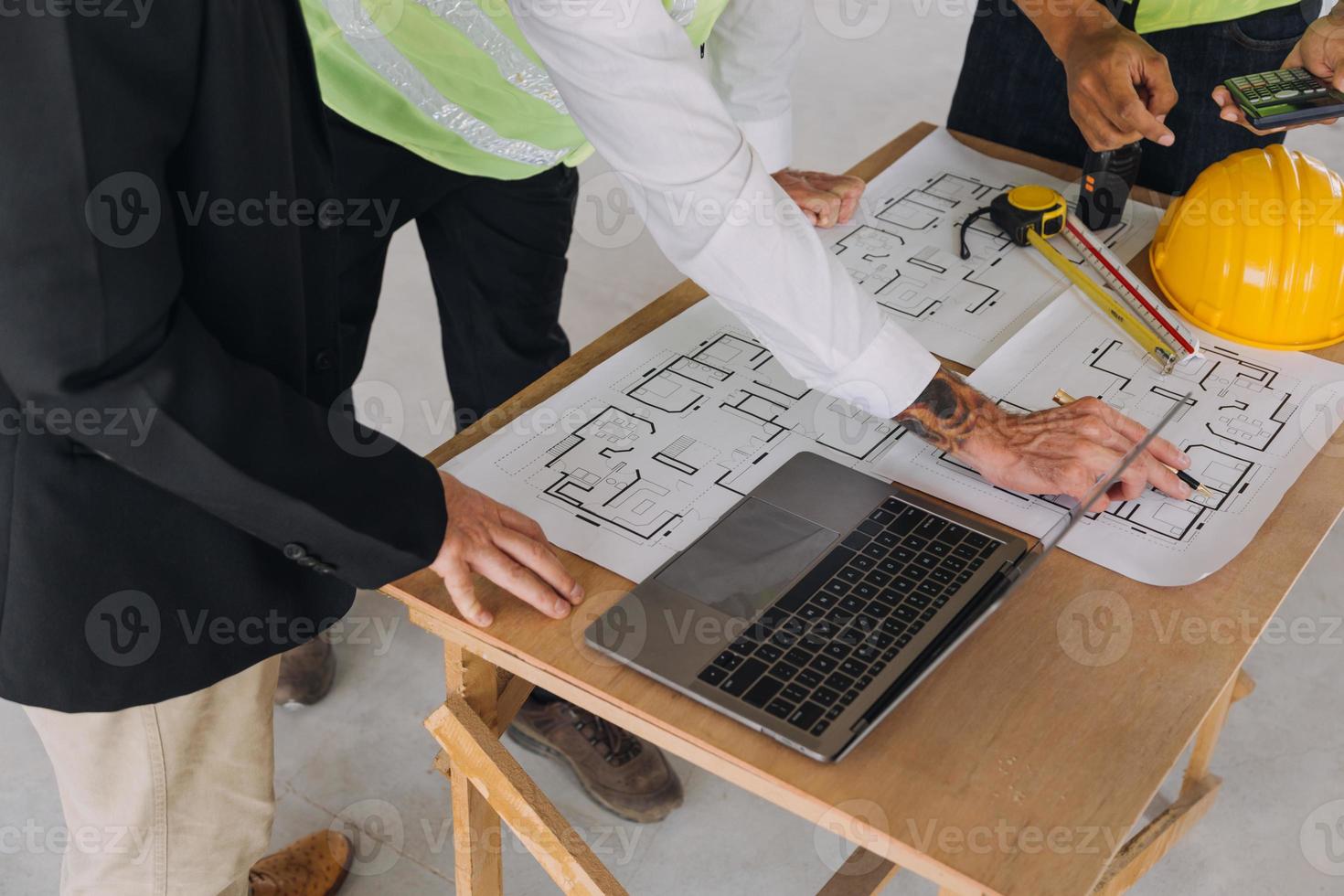 arquitecto concepto, arquitectos trabajando con planos en el oficina, Clásico efecto foto