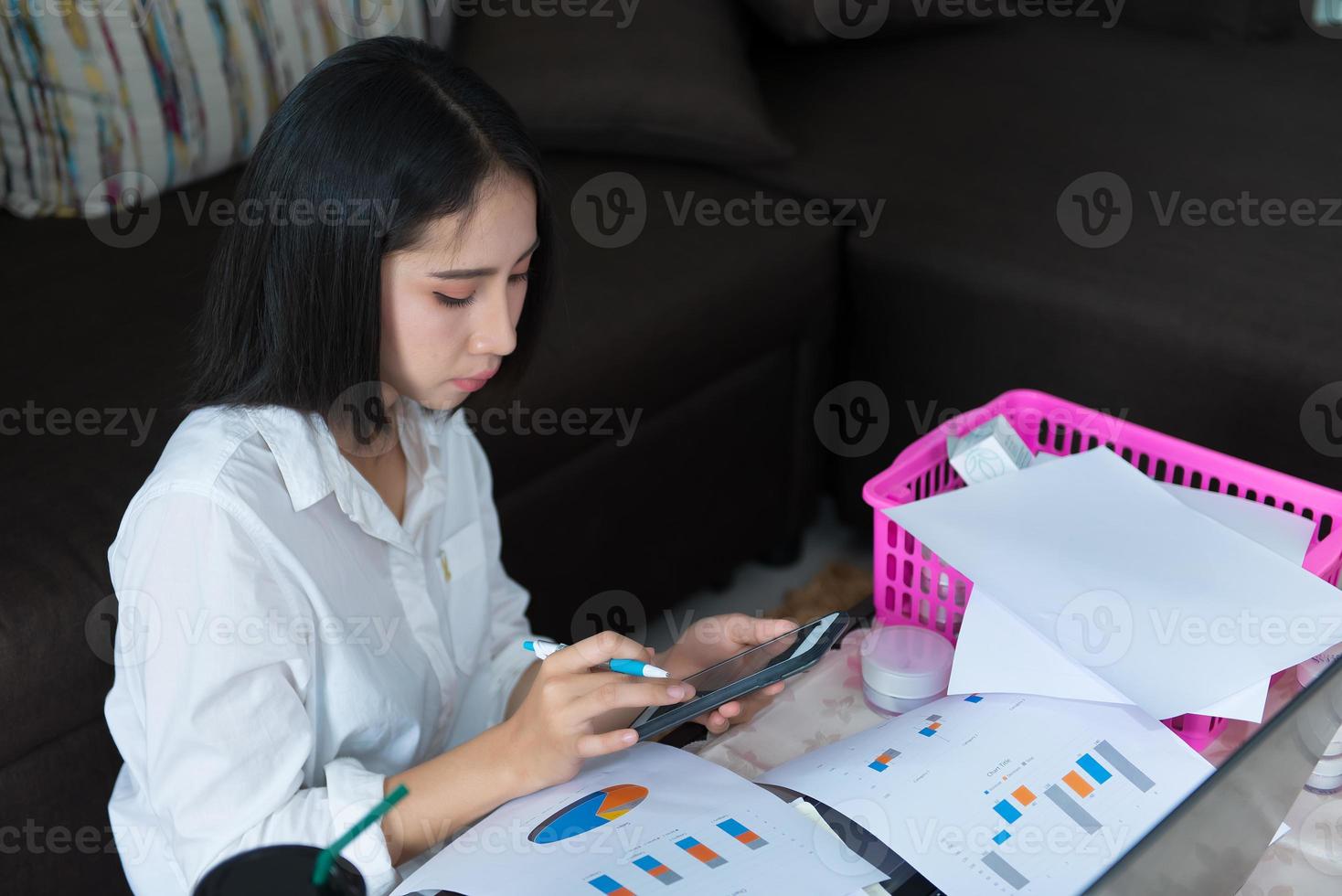 hermosa asiático mujer compras en línea a hogar foto