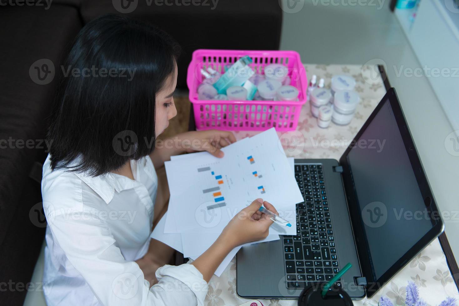 hermosa asiático mujer compras en línea a hogar foto