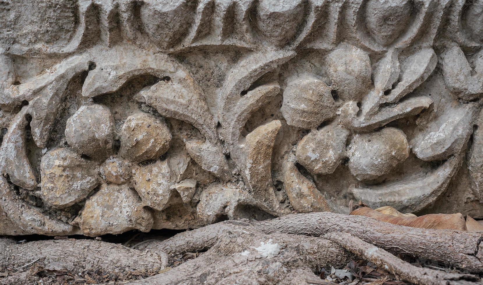 detalles de tallado piedras en el parte superior de el pórtico, hermosa Roca tallas, historia y patrimonio de antiguo civilizaciones, detalles de un templo en el Egeo región de Turquía foto