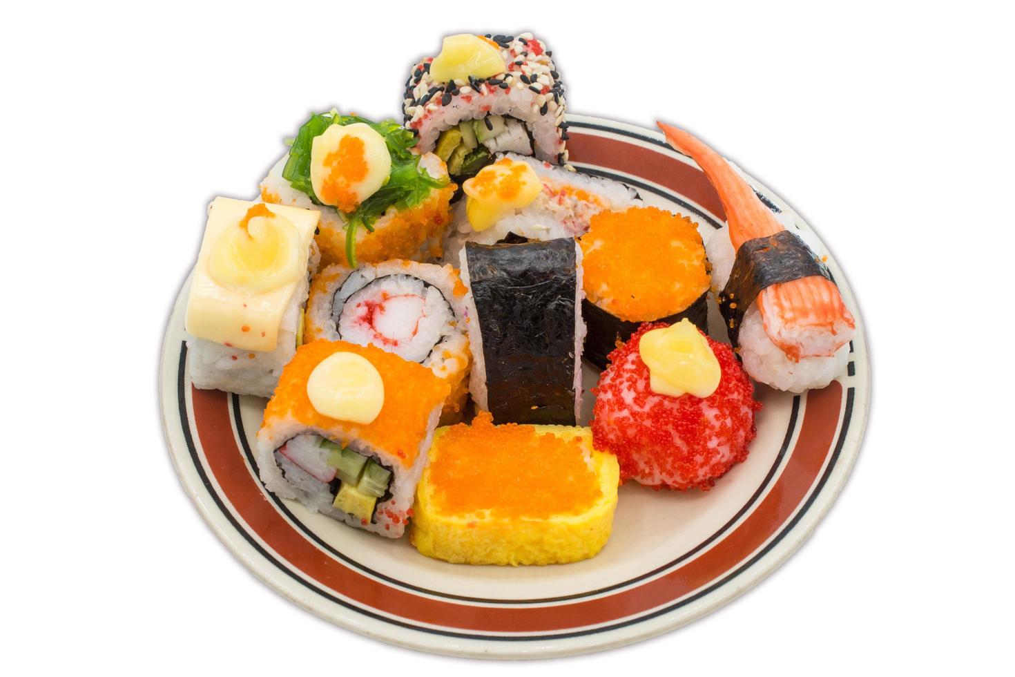 grupo de japonés Sushi comida aislado en blanco antecedentes. Sushi es un japonés plato presentando especialmente preparado arroz y por lo general algunos tipo de pescado o mariscos, a menudo crudo, pero algunas veces cocido. foto