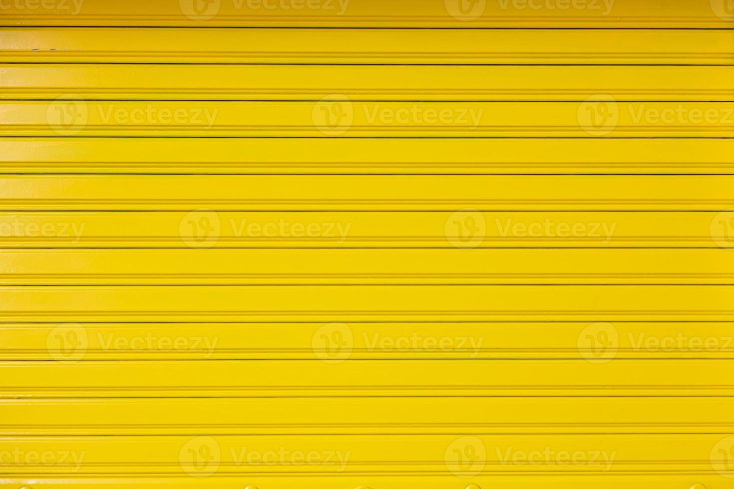 el antecedentes de el metal pared es pintado amarillo a utilizar como un tienda pared y decorado con brillante amarillo a hacer el espacio Mira brillante y lata además ser usado como un zona para texto espacio para publicidad. foto