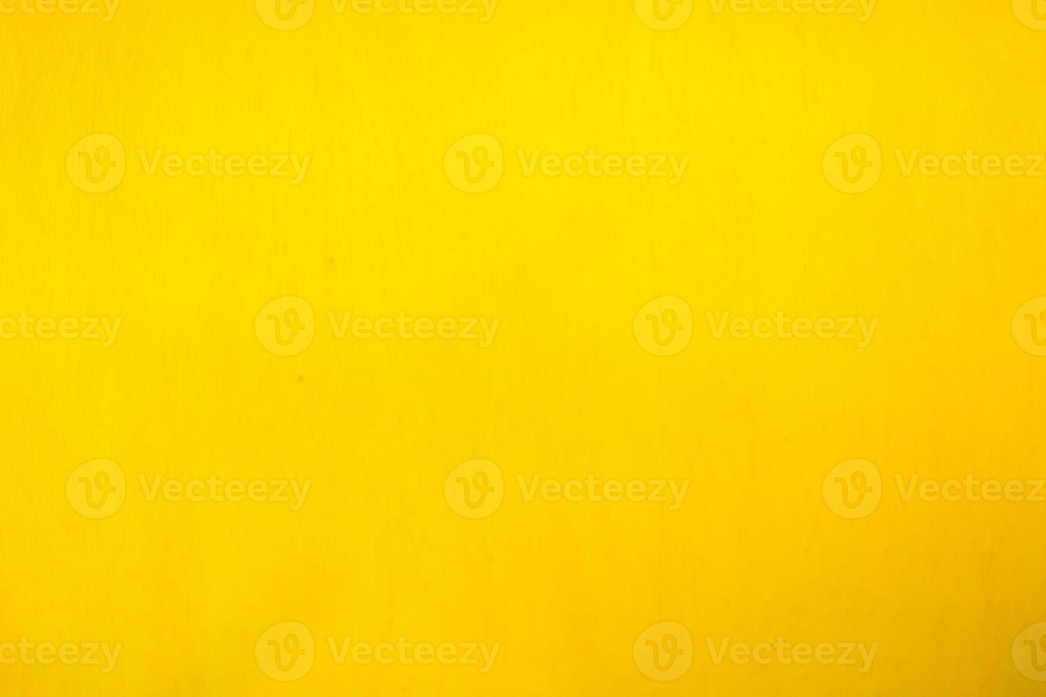 el amarillo borroso antecedentes es usado como un diseño elemento y allí es un Copiar espacio para texto. borroso amarillo antecedentes ese mira desigual pero sencillo con Copiar espacio adecuado para utilizar en diseño. foto