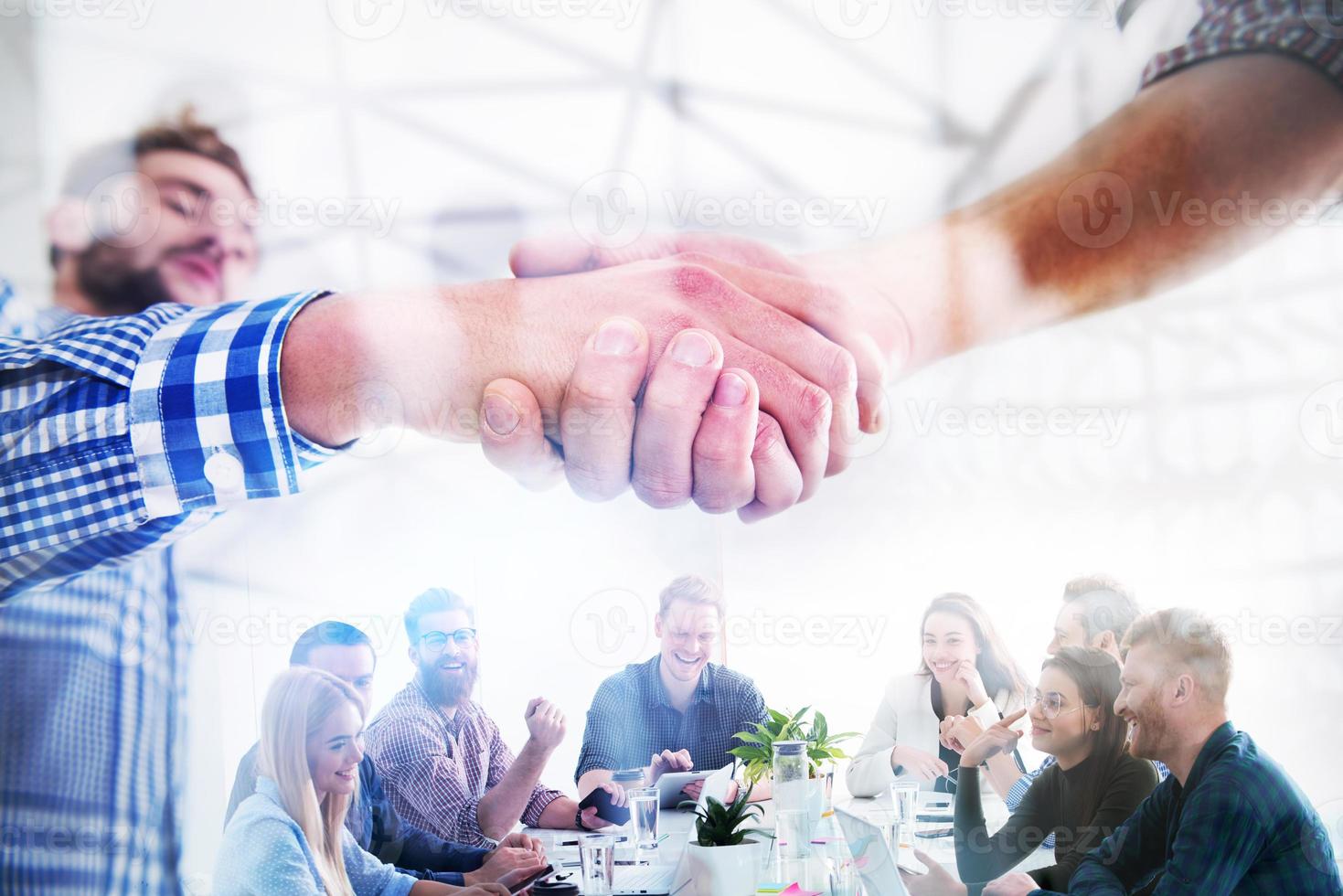 apretón de manos negocio persona en casual vestir en el oficina. concepto de trabajo en equipo y camaradería. doble exposición foto