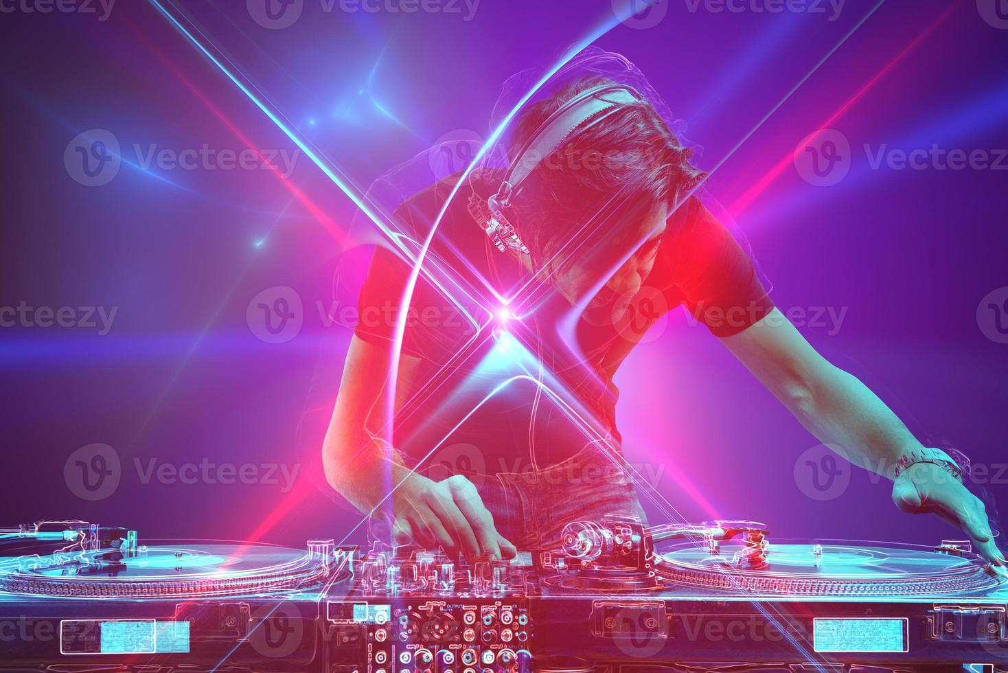 DJ obras de teatro música con un mezclador a el discoteca fiesta foto