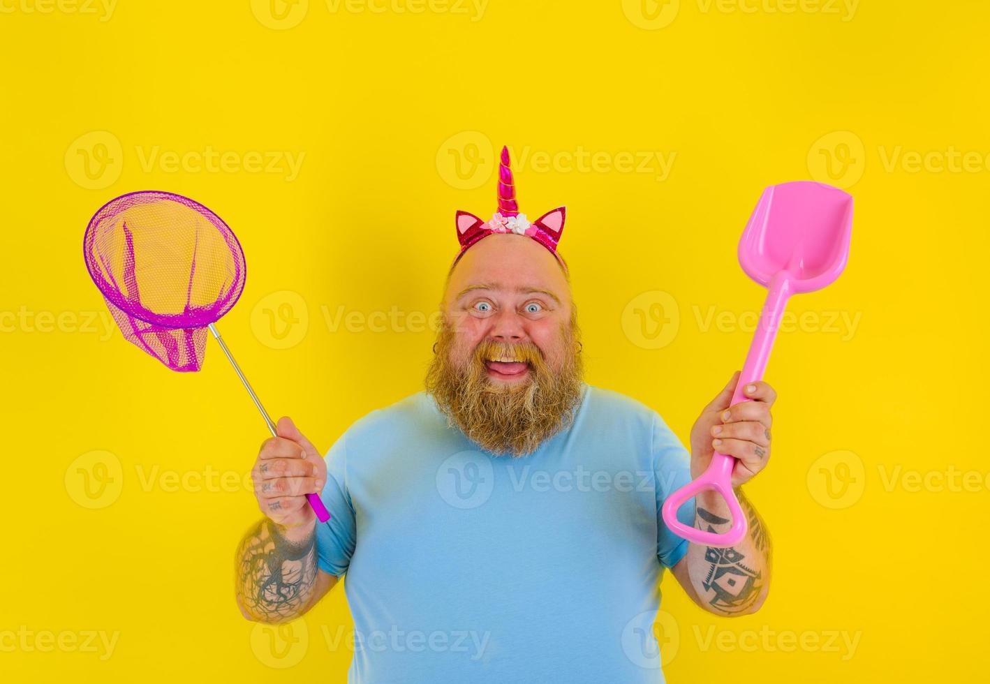 fat man with headband play with sea net and paddle photo