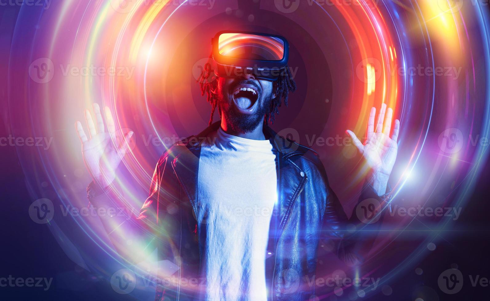 hombre con vr lentes jugar con un virtual videojuego foto