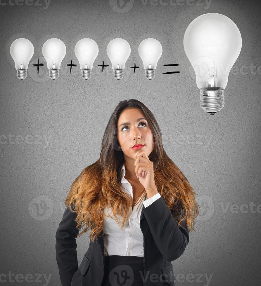 mujer de negocios suma varios ideas para un brillante idea foto