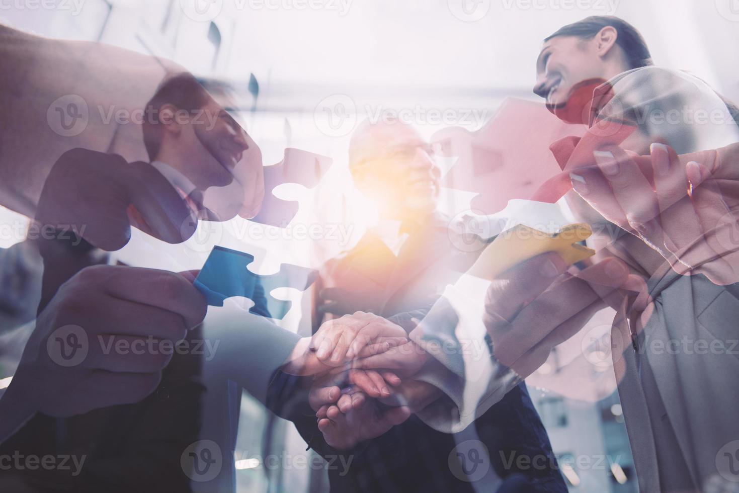 negocio personas poniendo su manos juntos. concepto de trabajo en equipo y camaradería foto