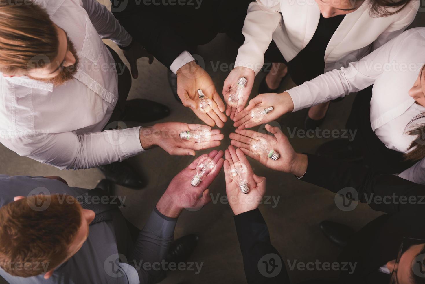 trabajo en equipo y lluvia de ideas concepto con empresarios ese compartir un idea con un lámpara. concepto de puesta en marcha foto