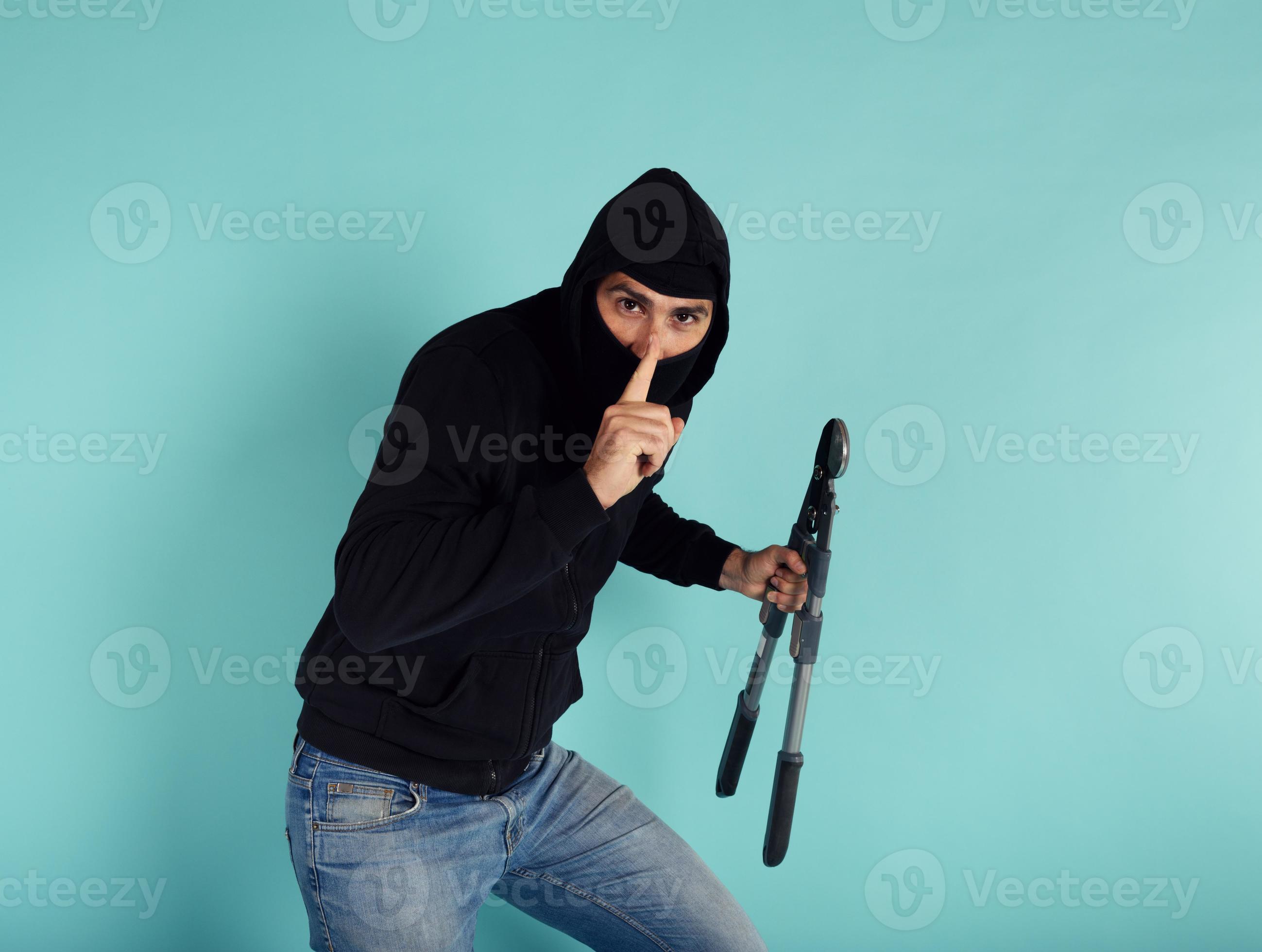 Thief with balaclava acts in silence to steal apartments with wire