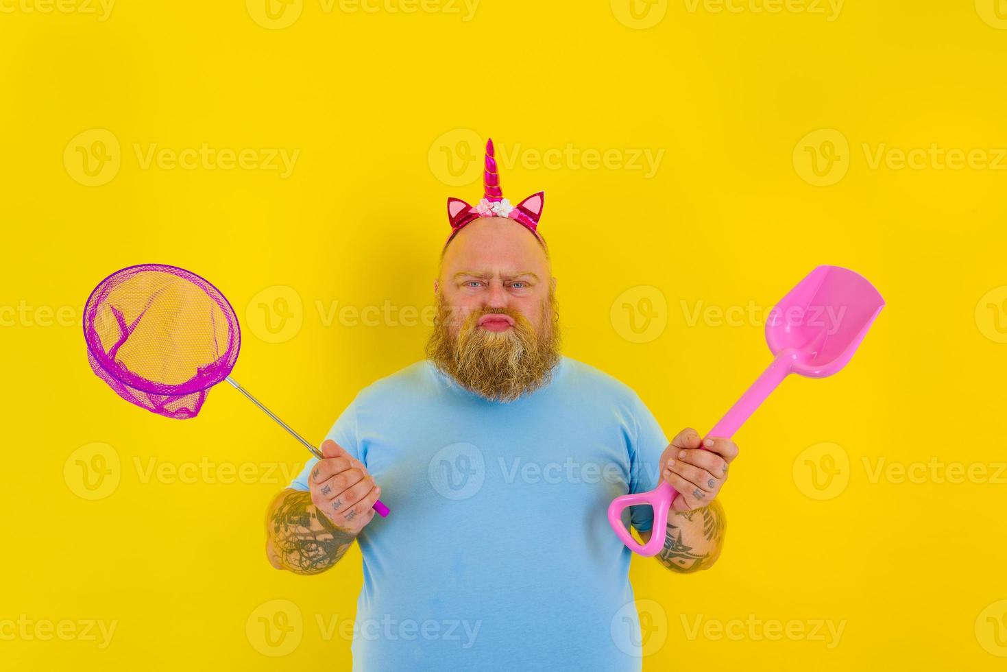 fat man with headband play with sea net and paddle photo