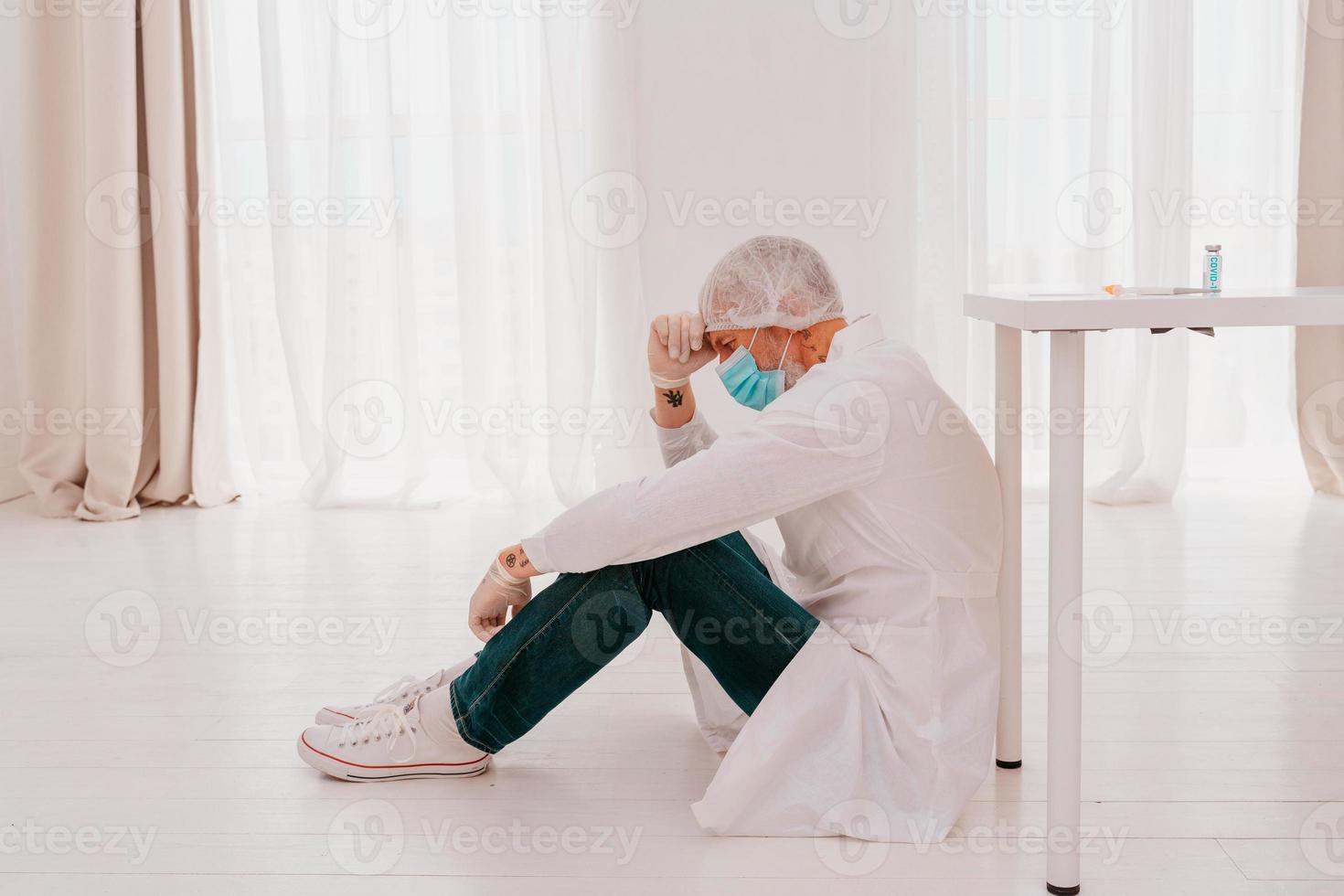médico es cansado y estresado debido a covid-19 virus pandemia foto