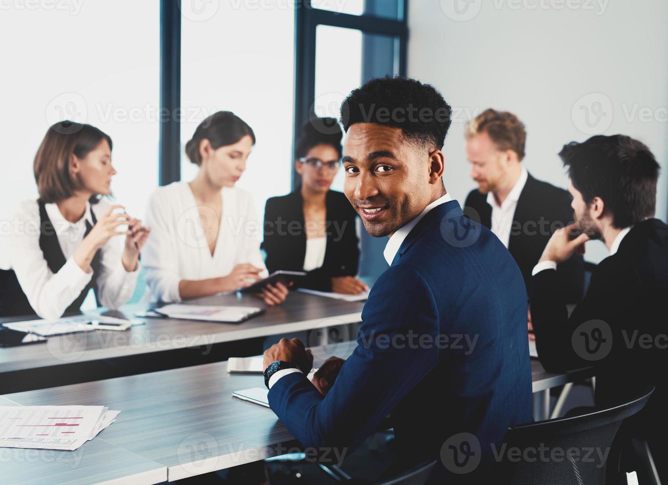 equipo de empresarios trabajo juntos en oficina. concepto de trabajo en equipo y camaradería foto