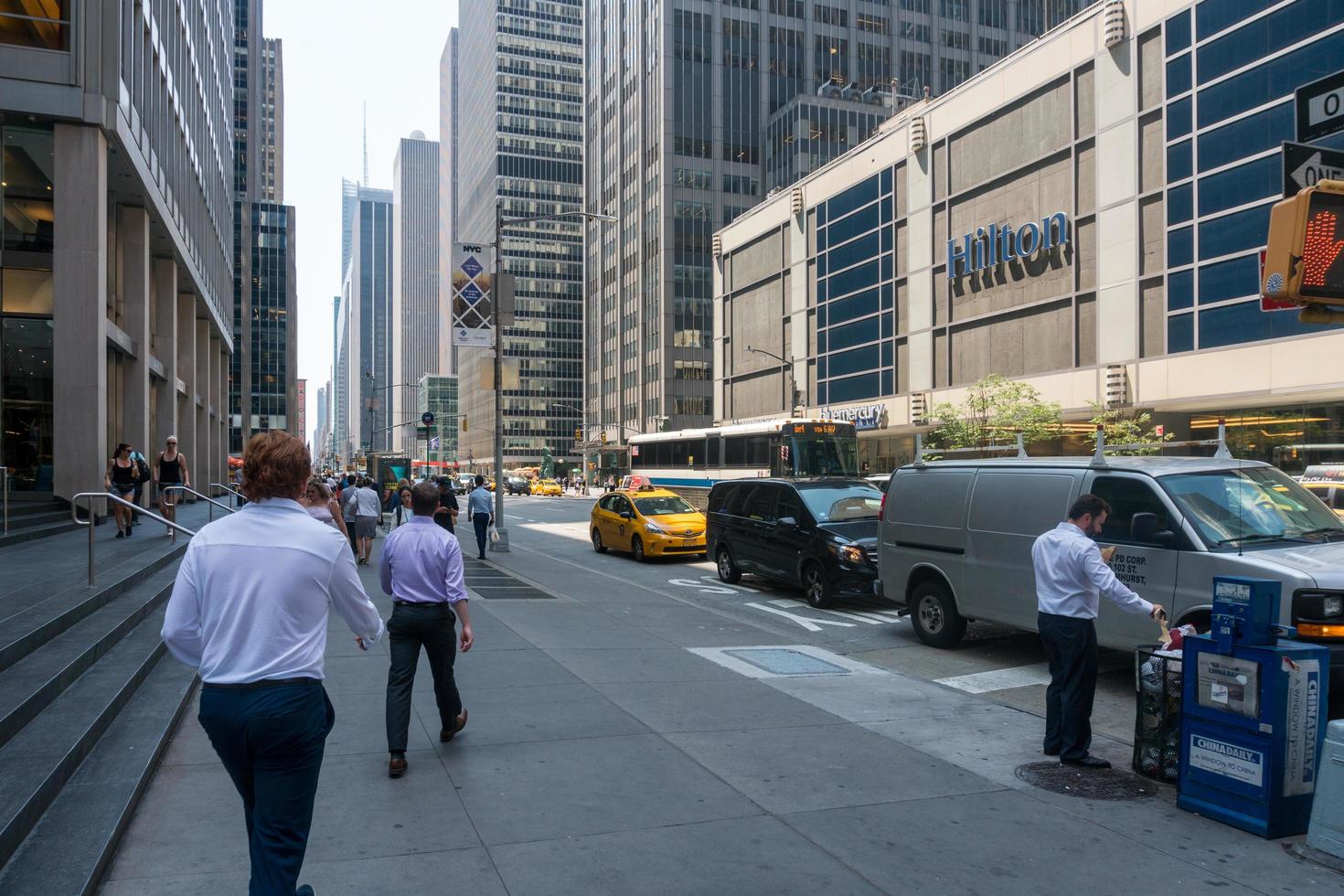 nuevo York ciudad, Estados Unidos - agosto 8, 2019-personas vagante entre el rascacielos en Manhattan durante un soleado día foto