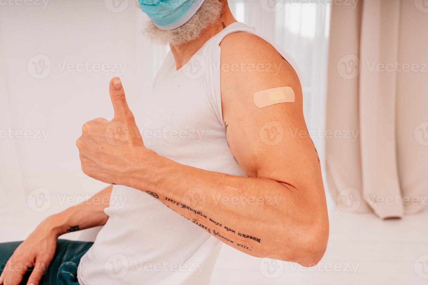 Patient did the vaccine against covid-19 and do yes with a hand gesture photo