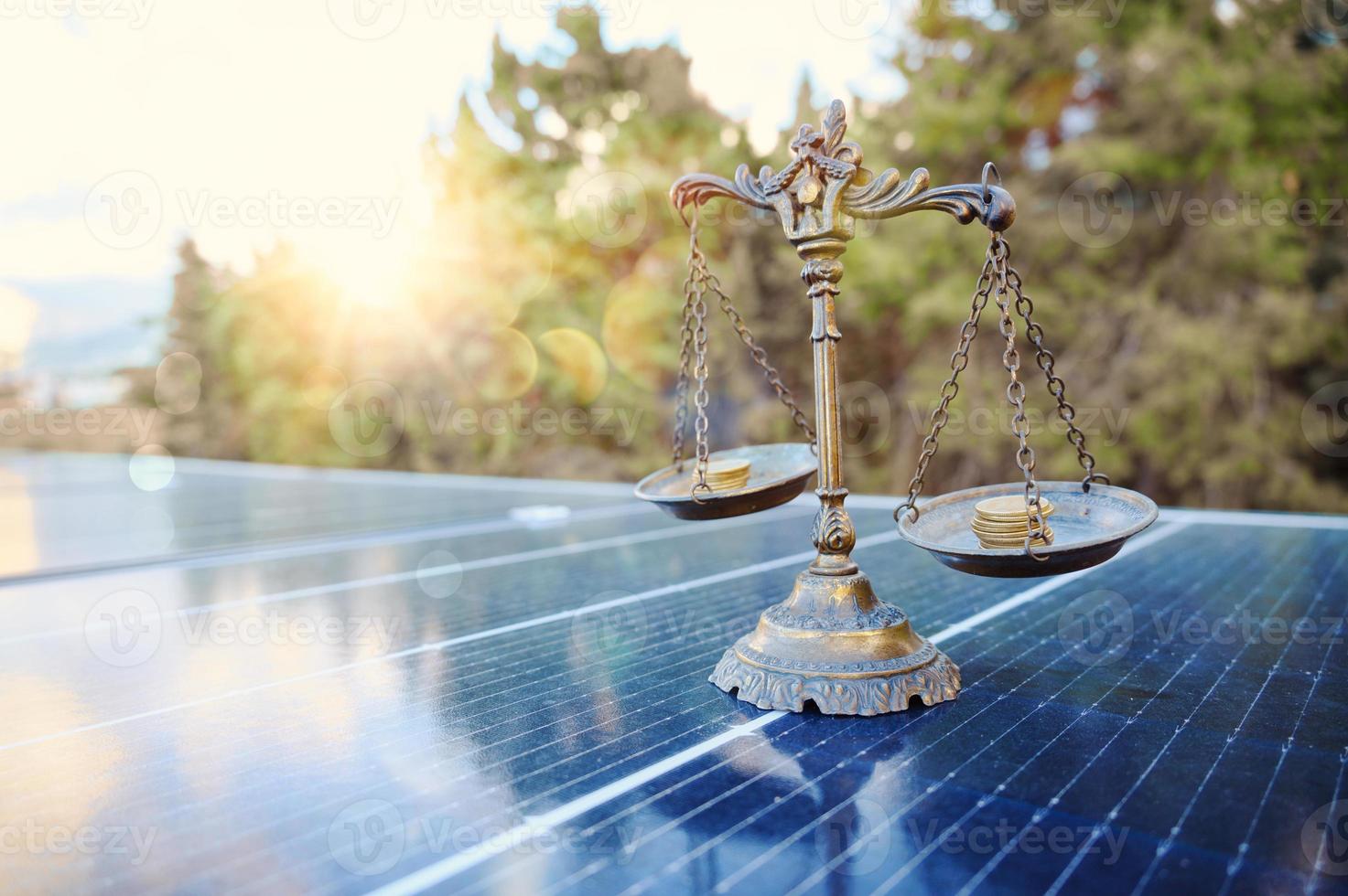 dinero salvado por utilizando energía con solar panel foto