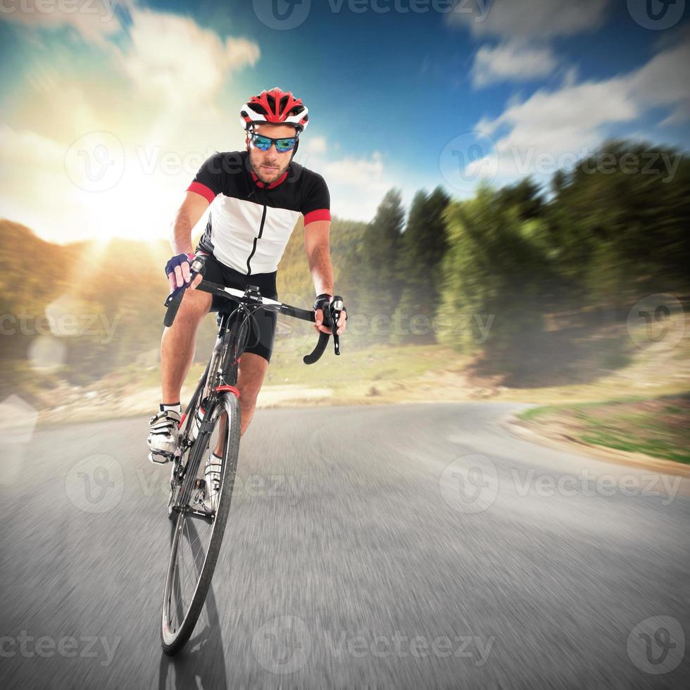 pedaleo en un natural paisaje foto