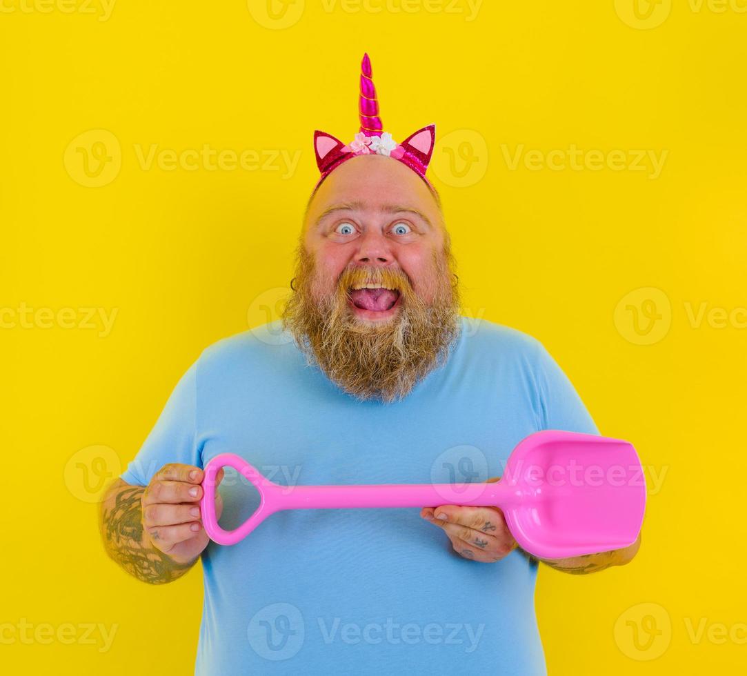 fat man with headband play with sea paddle photo