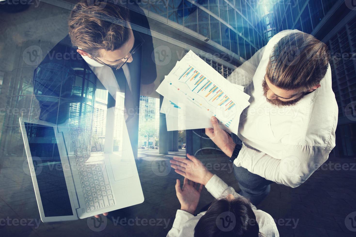 negocio personas trabajo en el oficina con estadística hojas de trabajo concepto de trabajo en equipo y negocio. doble exposición foto