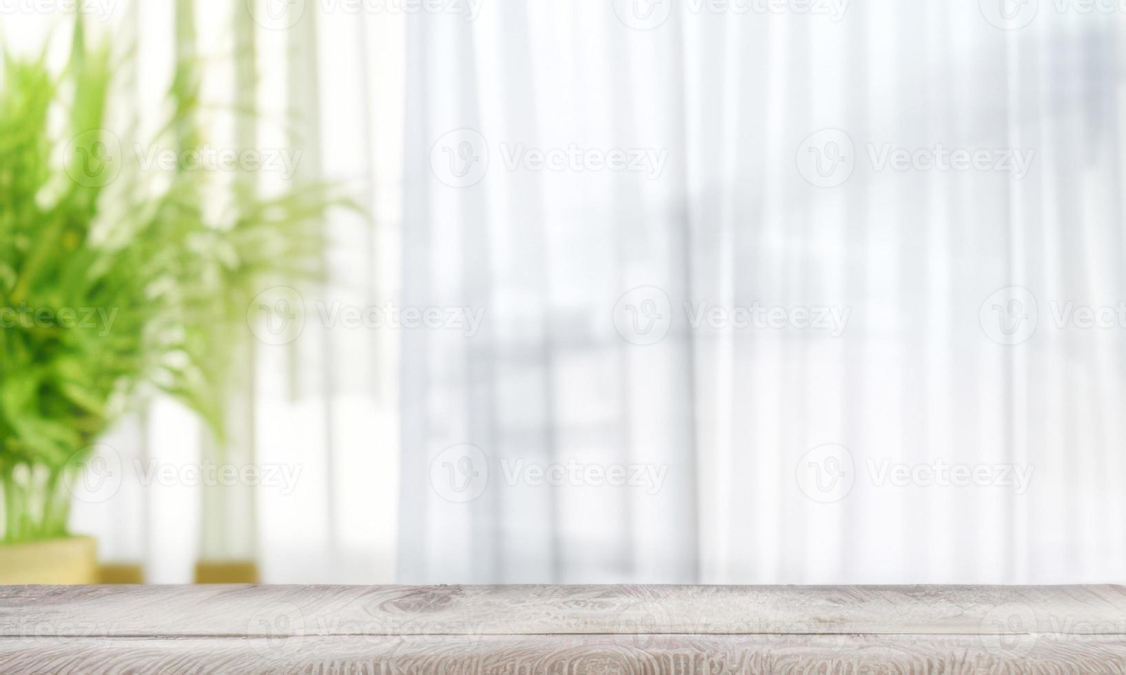 de madera mesa parte superior en borroso antecedentes de medio con cortinas ventana foto