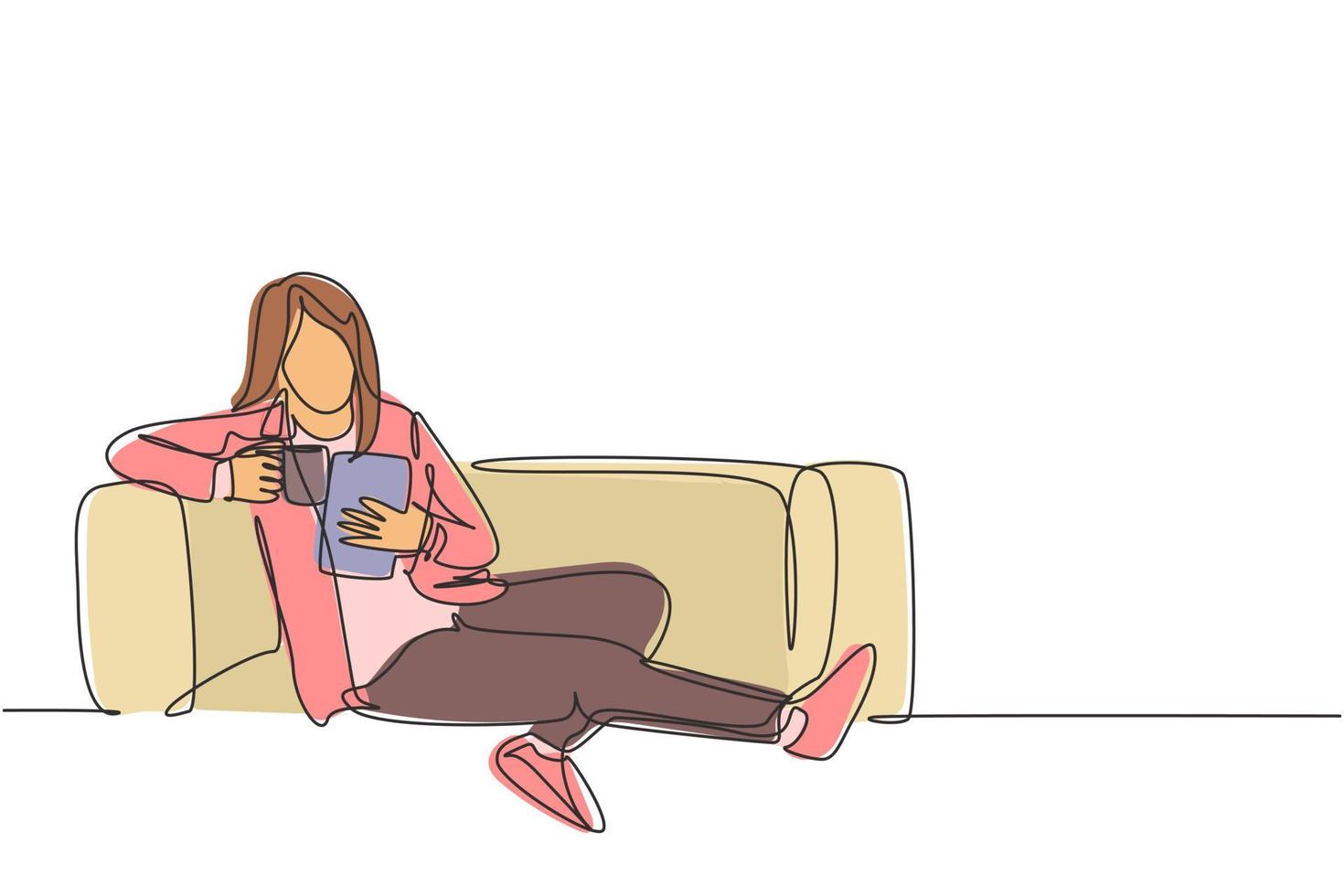 un dibujo de línea continua de una joven empresaria acostada en el sofá mientras lee un libro y sostiene una taza de bebida de café. Beber té concepto dibujo de una sola línea diseño gráfico ilustración vectorial vector