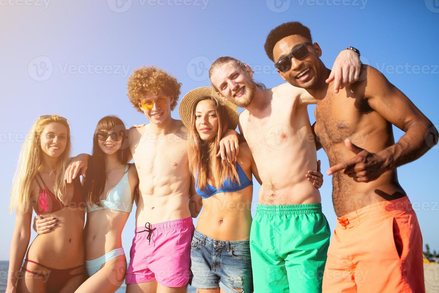 grupo de amigos teniendo divertido en el playa foto