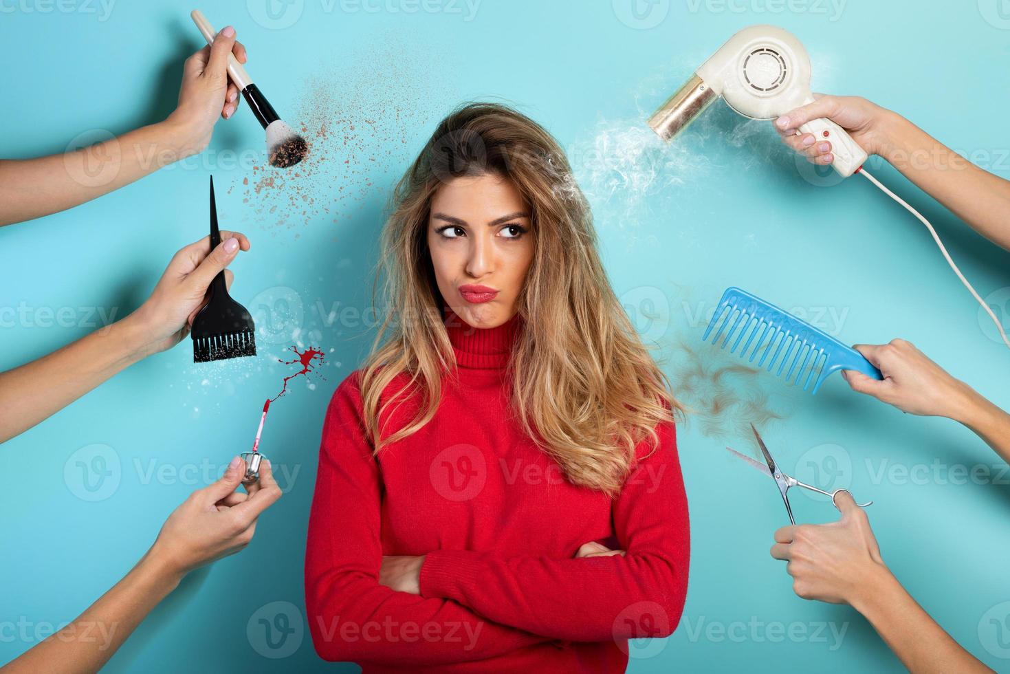 mujer piensa a hacer maquillaje y pelo estilo. concepto de belleza y Moda foto