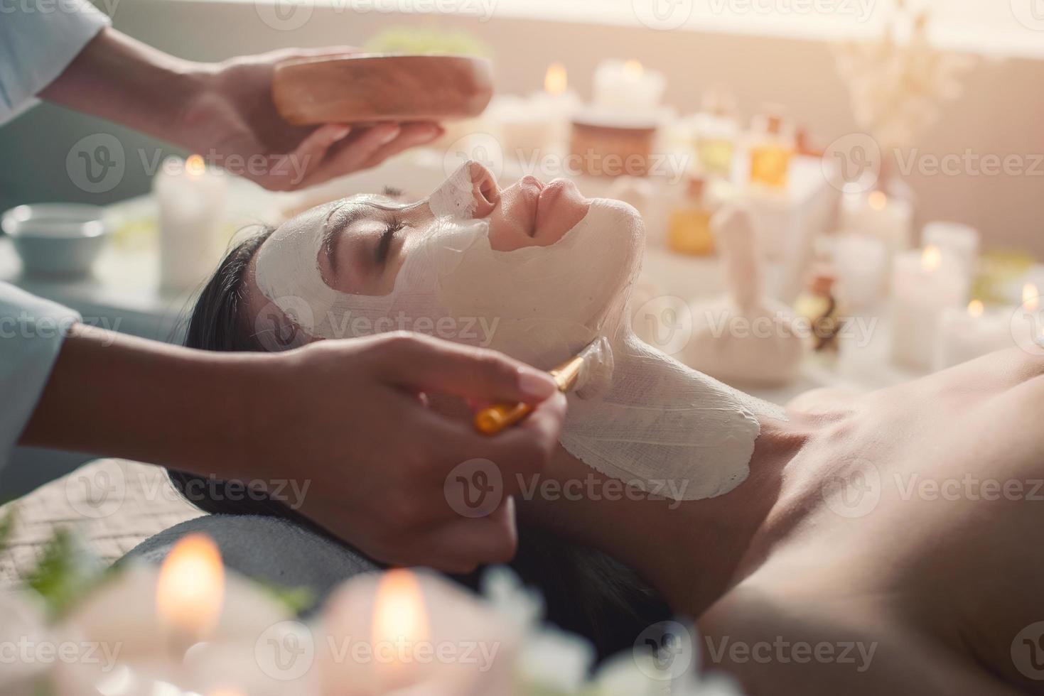 mujer relajante con un masaje en un spa centrar foto