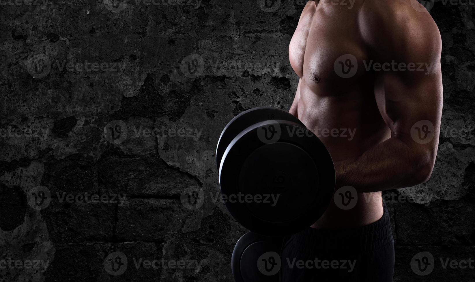 atlético hombre formación bíceps a el gimnasio foto