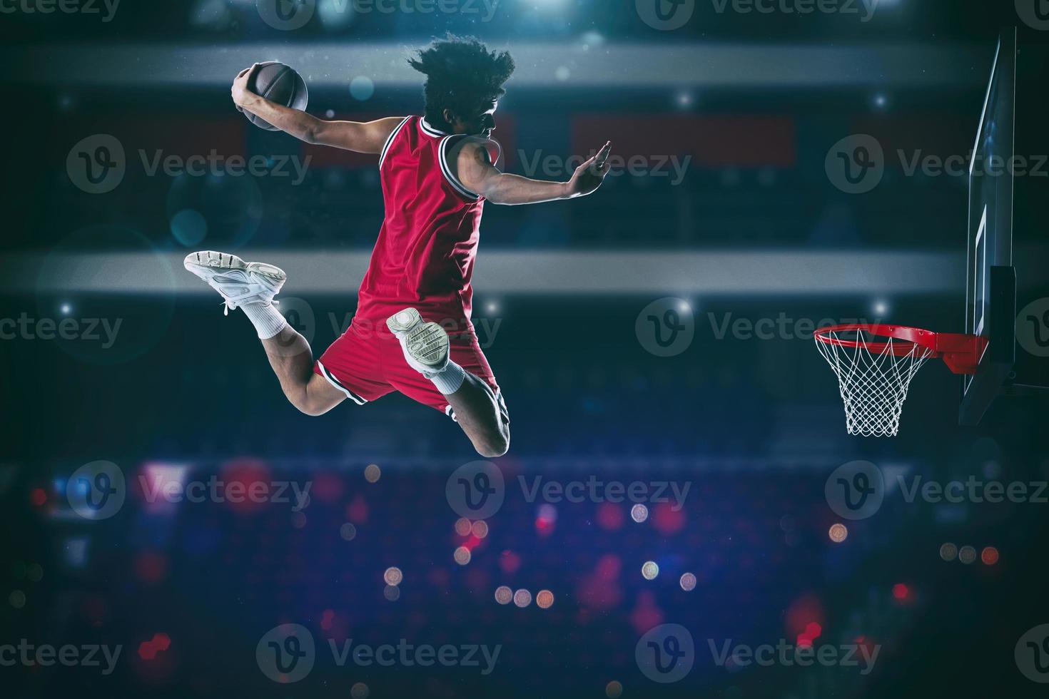 baloncesto juego con un alto saltar jugador a hacer un golpe remojar a el cesta foto