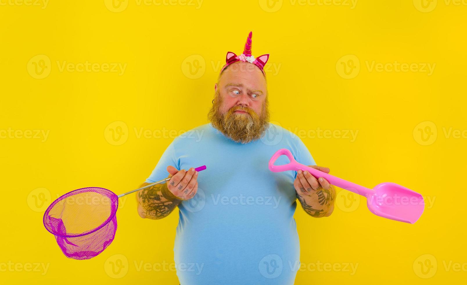 fat man with headband play with sea net and paddle photo